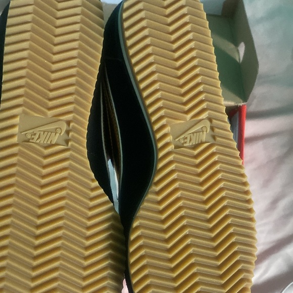 Classic Nike - Picture 2 of 3